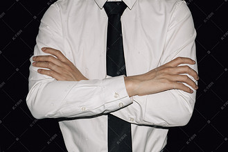 双手抱胸手部动作摄影图