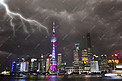 上海外滩乌云密布电闪雷鸣摄影图