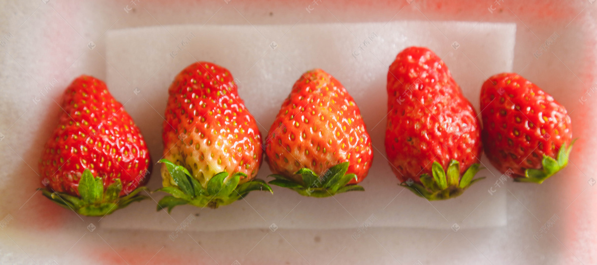 五个草莓摄影图片