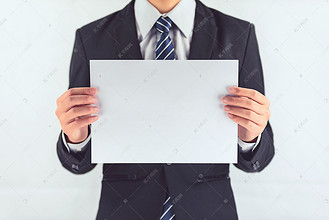 商务人士双手拿纸动作摄影图
