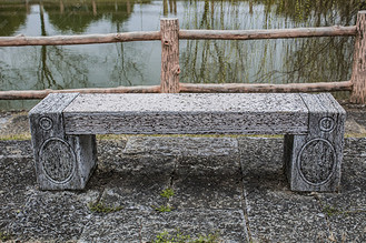 公园有古风元素的石凳子摄影图