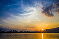 日落西山湖畔摄影图