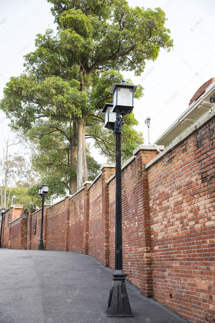 路边的围墙摄影图