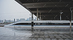 高铁入站摄影图