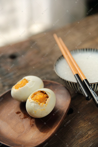 佐餐食品咸鸭蛋摄影图