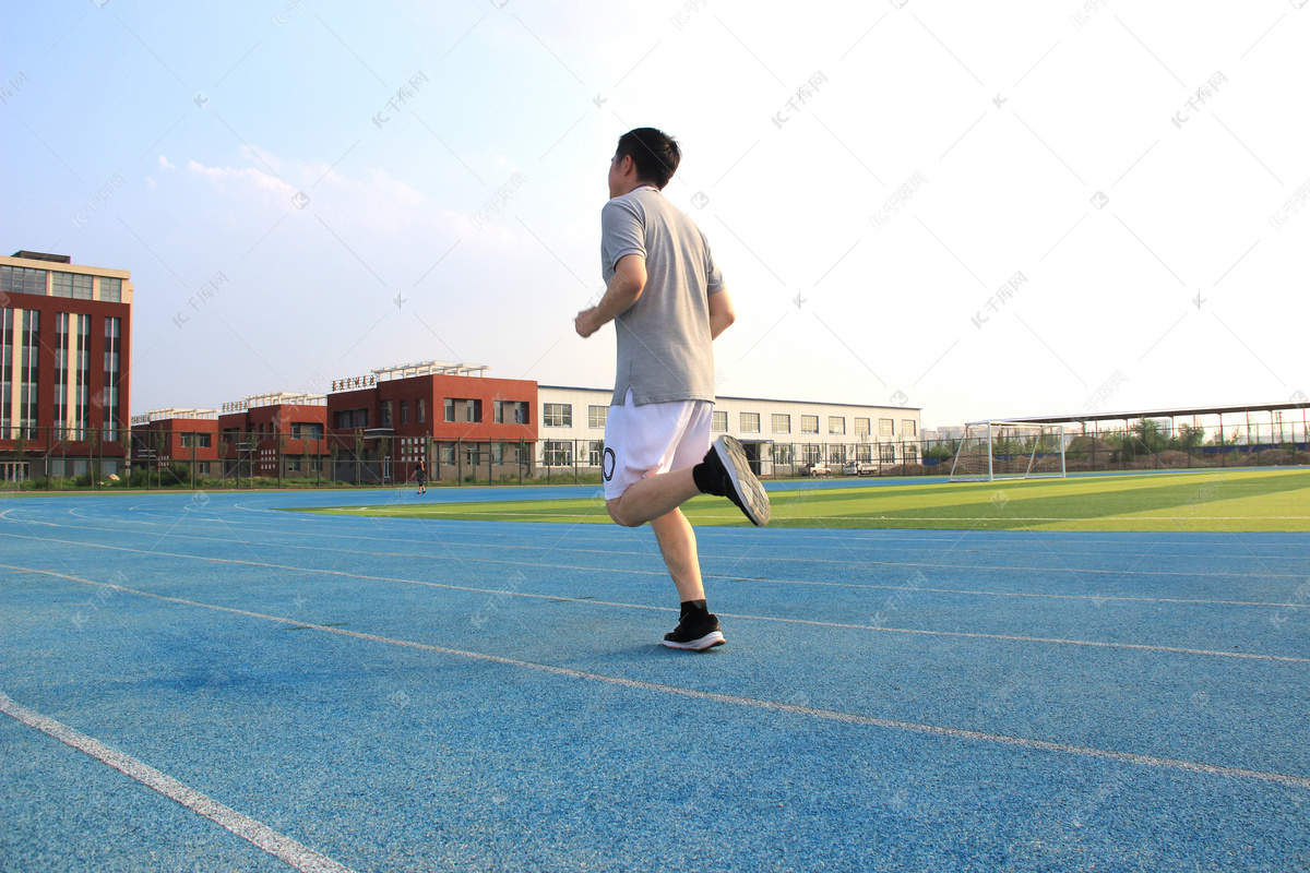 在操场跑步奔跑运动的人高清摄影大图-千库网