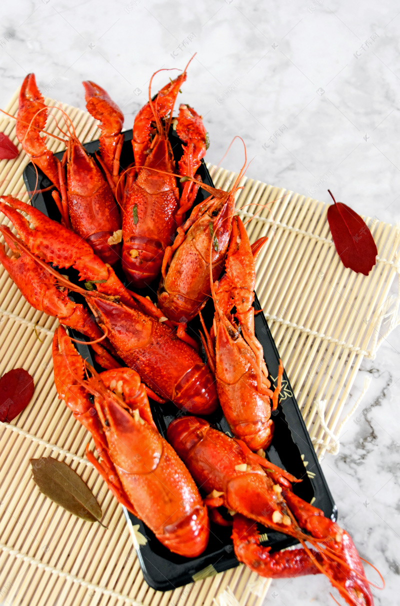 一盘小龙虾美食