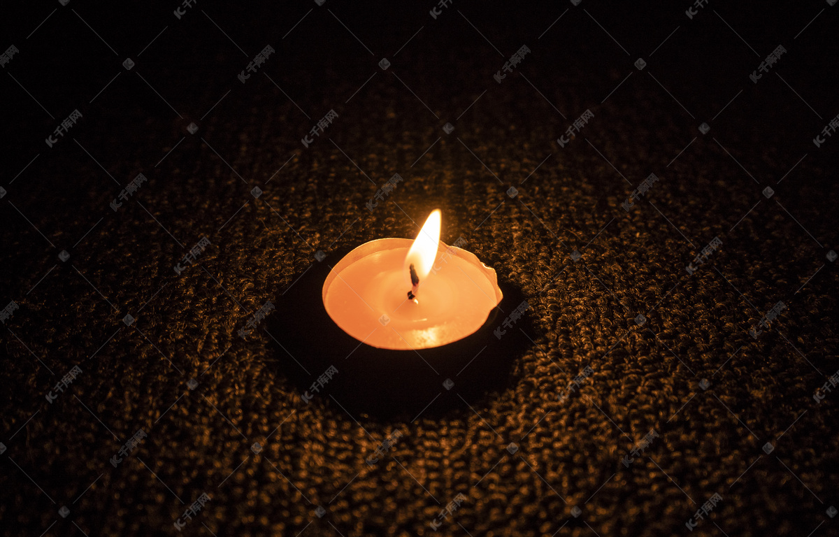 祈祷在天主教会里的祷告在蜡烛附近 库存图片. 图片 包括有 传统, 宗教信仰, 追悼, 神圣, 大教堂, 罗马 - 39456771