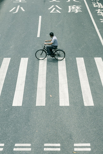 马路上骑单车的男人