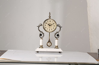 客厅坐钟钟表摄影图
