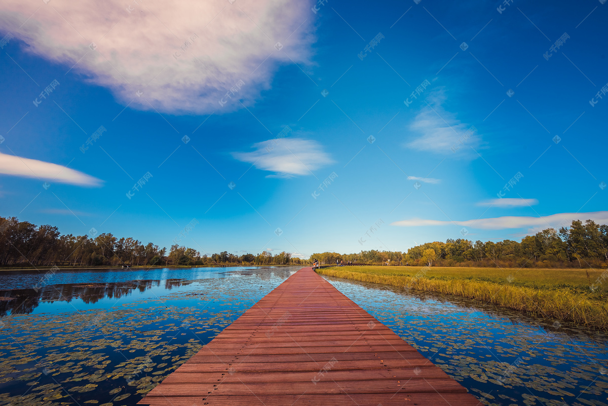 湖中红色木桥自然风光摄影图高清摄影大图-千库网