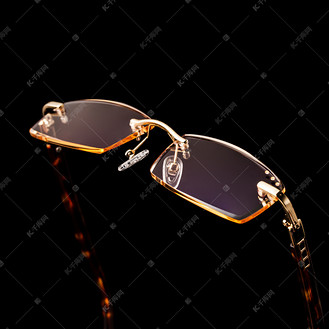 黑色背景眼镜图图片_黑色背景眼镜图素材-黑色背景眼镜图图片大全-千