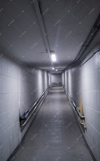 阴暗走廊图片素材_空旷无人的走廊摄影图