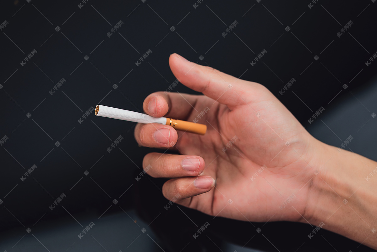 戒烟-男性手捏香烟照片摄影图片_ID:141765453-Veer图库