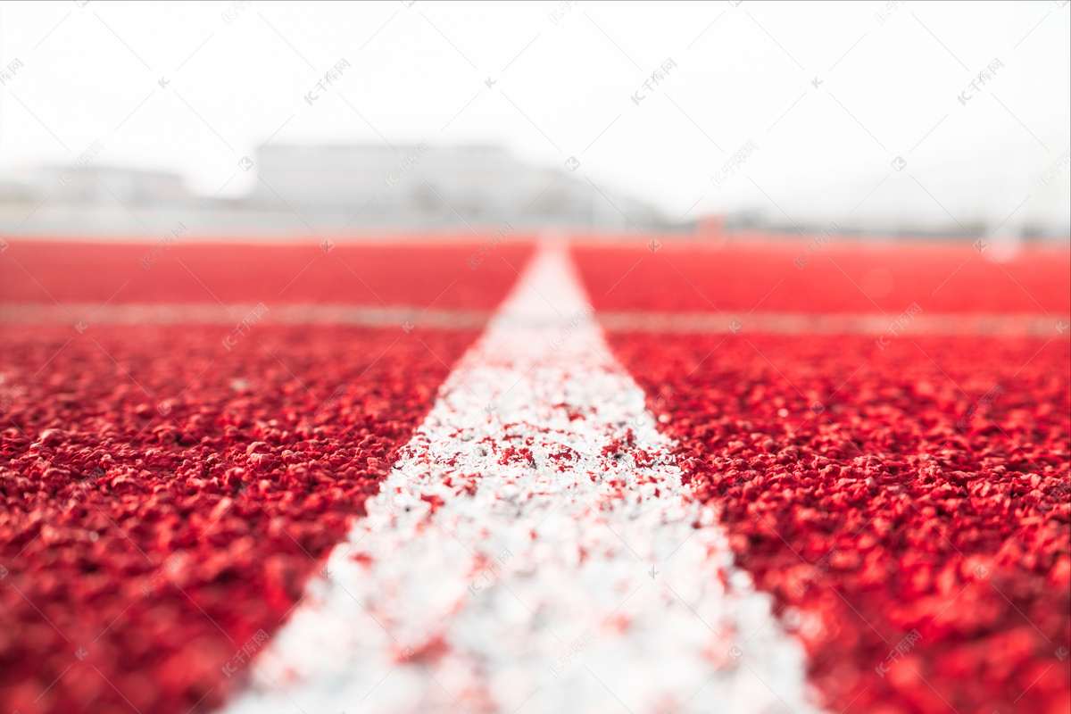 红色跑道上的起跑线摄影图高清摄影大图-千库网