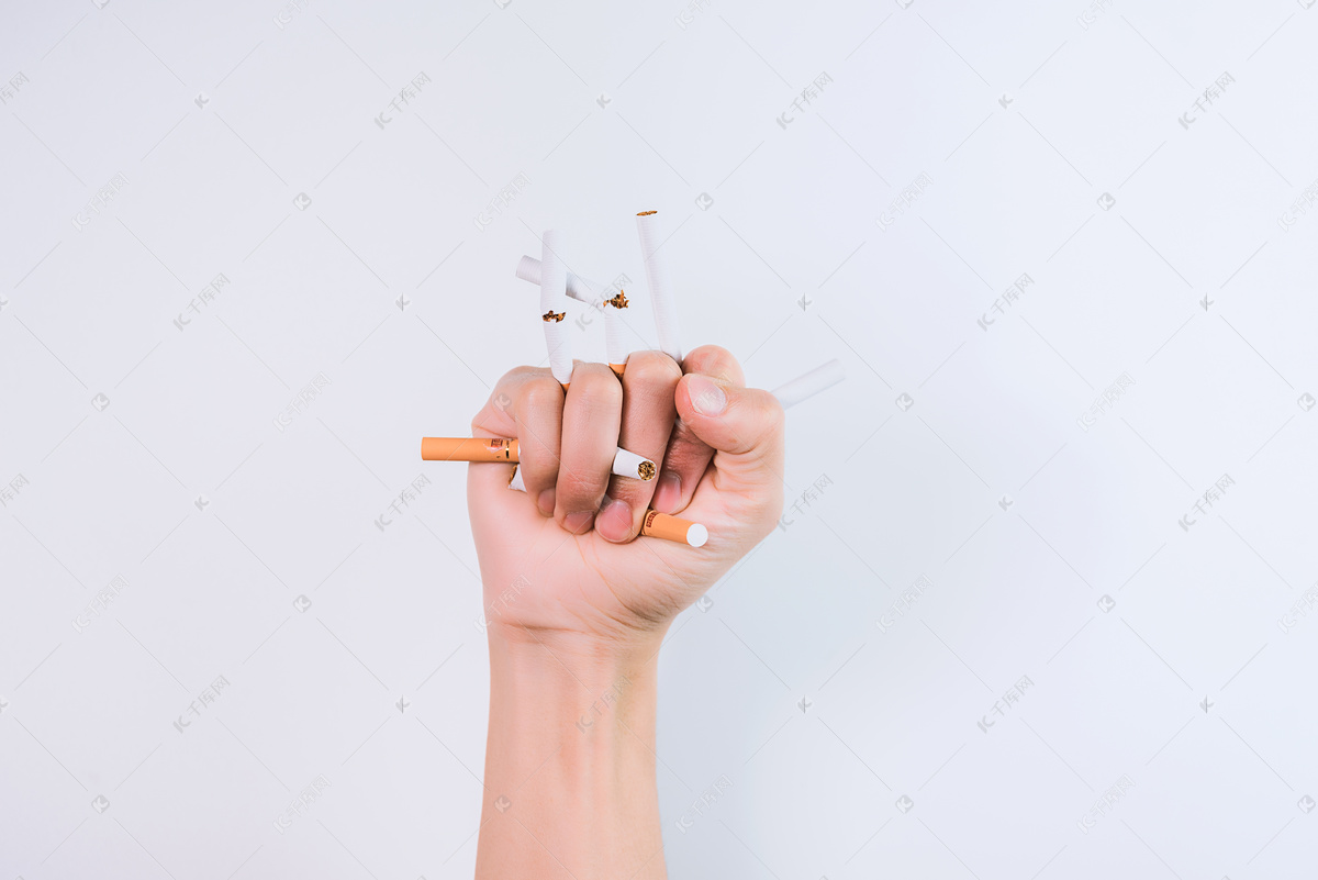 タバコ を 吸う 女性