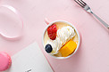  杯子水果蛋糕摄影图 