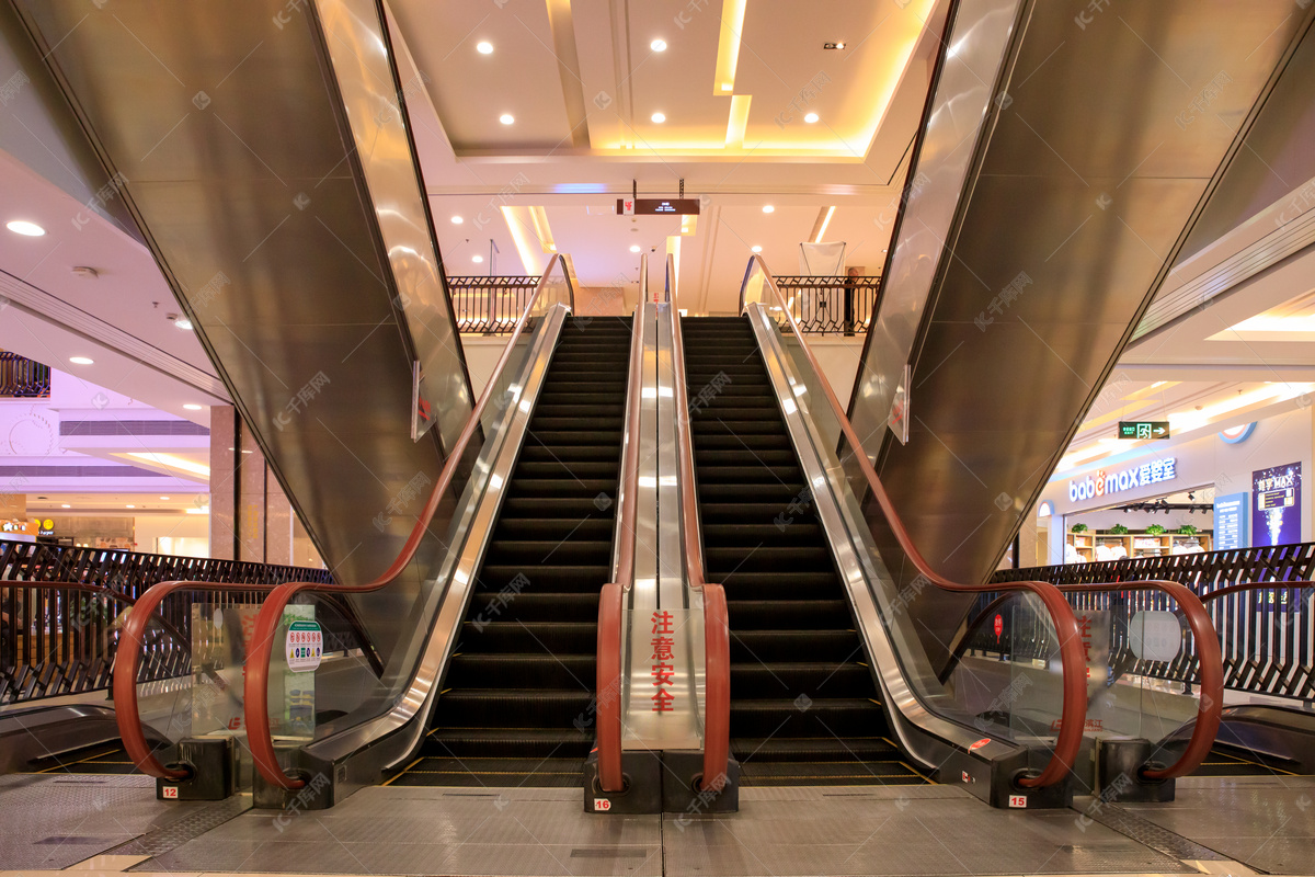 大型商场楼梯扶手——伟阔铁艺