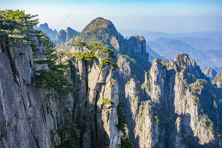 山峰层层叠叠摄影图