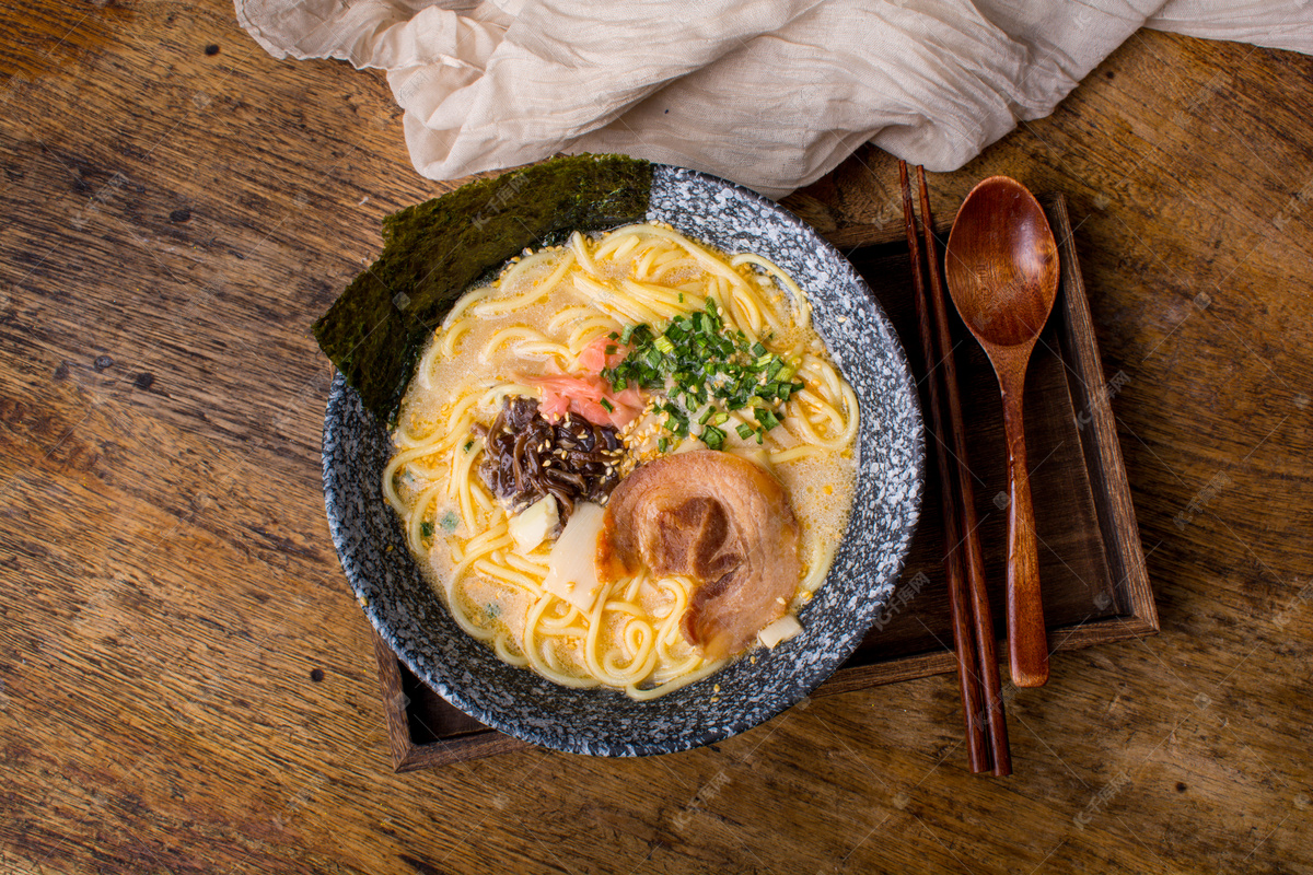 复古木桌上的一碗豚骨拉面