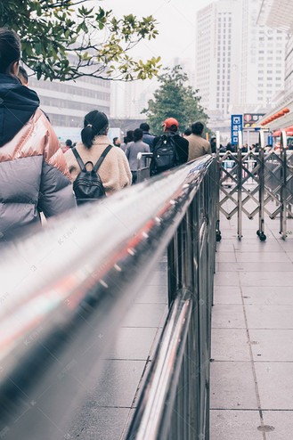 秩序入场的乘客