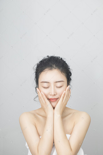 双手托脸的护肤女孩