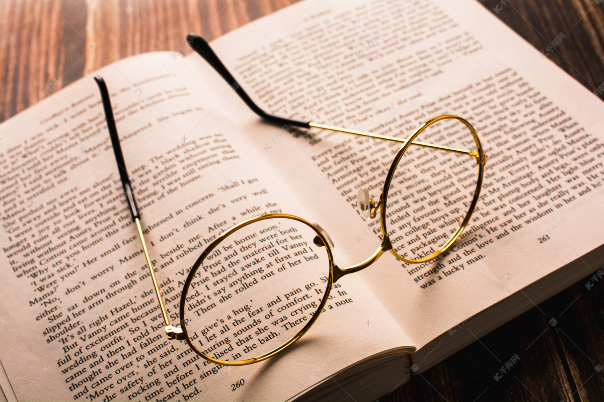 英文书眼镜框摄影图