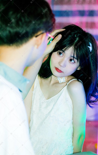 花朵妆面女孩手摸头