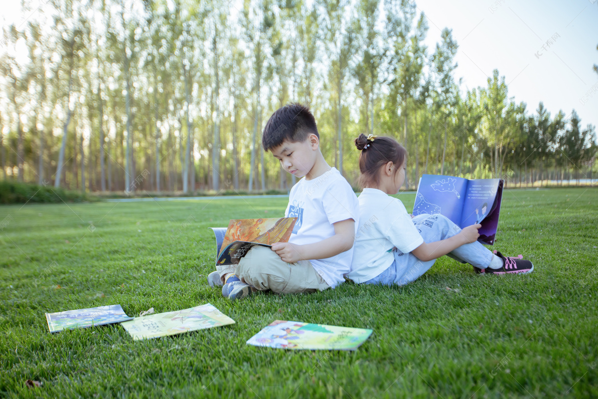 快乐的儿童在草地玩游戏-蓝牛仔影像-中国原创广告影像素材