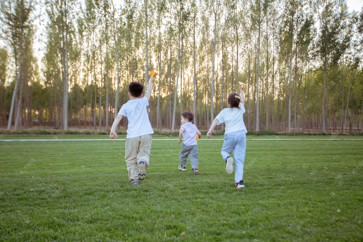 草地上玩耍的孩子高清摄影大图-千库网