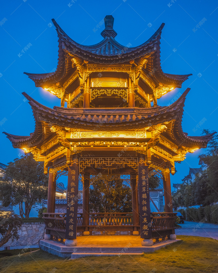 开灯的凉亭摄影图