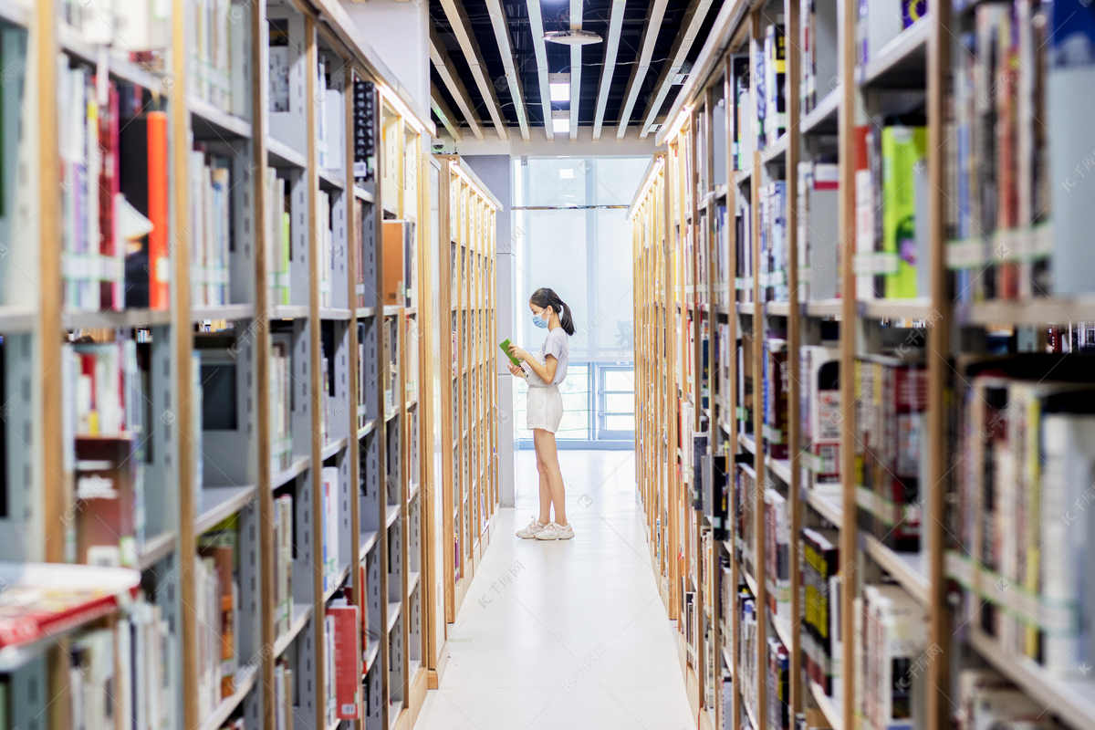 男学生在图书馆里选择一本书人像图片免费下载_jpg格式_3802像素_编号39033967-千图网