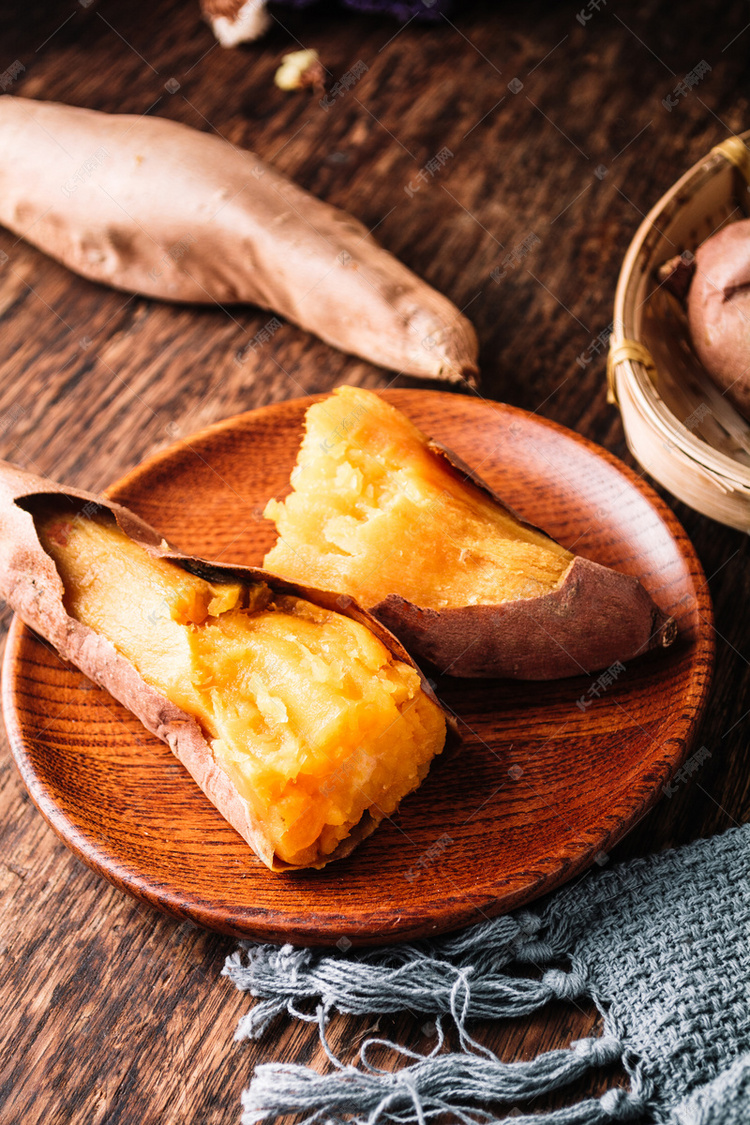 美食烤地瓜摄影图