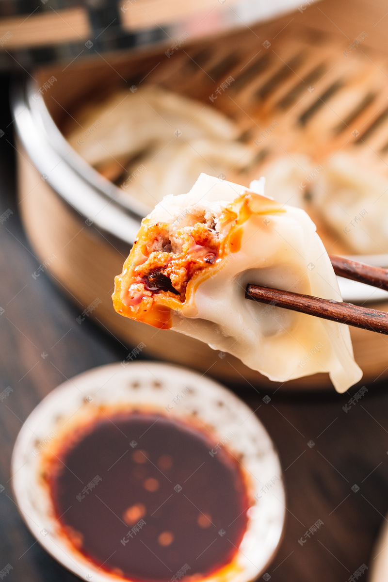 美食辣椒油饺子摄影图