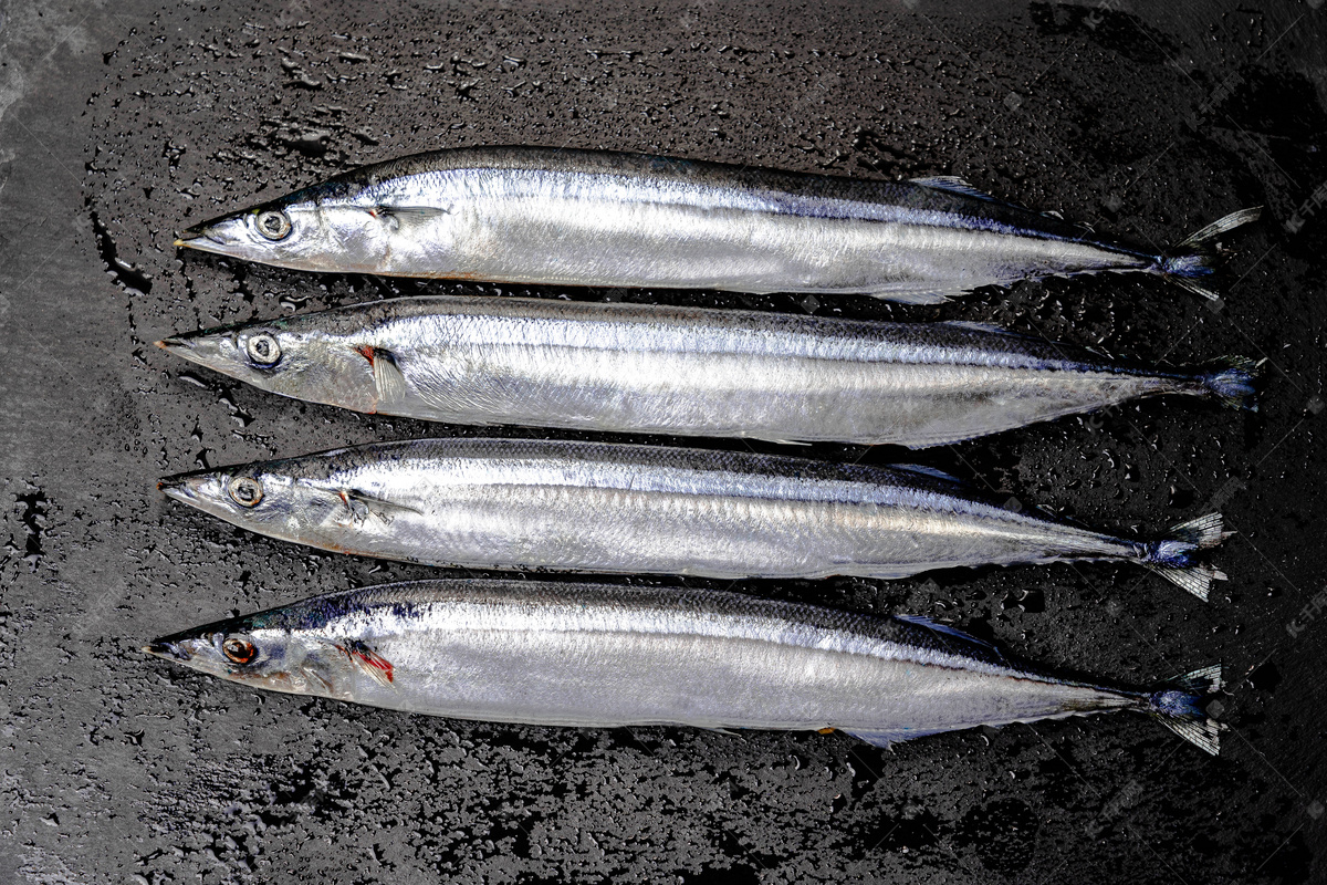 海鲜四条秋刀鱼摄影图