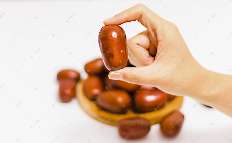 女性手拿红枣冬枣摄影图