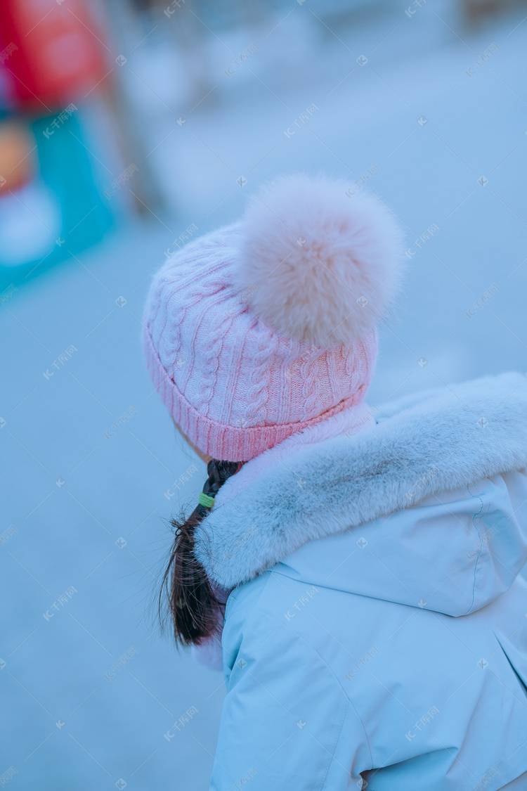 冬日里等待女孩的背影