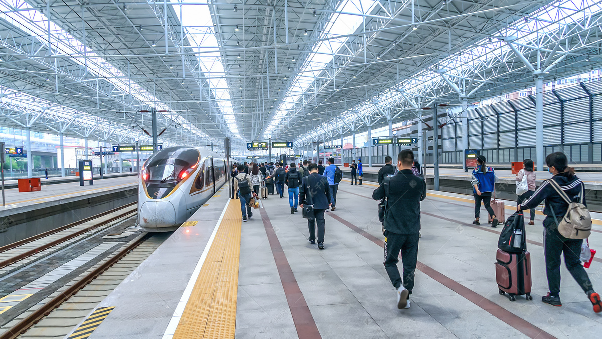 高铁火车站旅客乘车摄影图