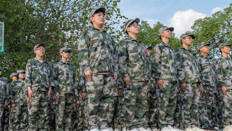大学生军训高清摄影大图-千库网