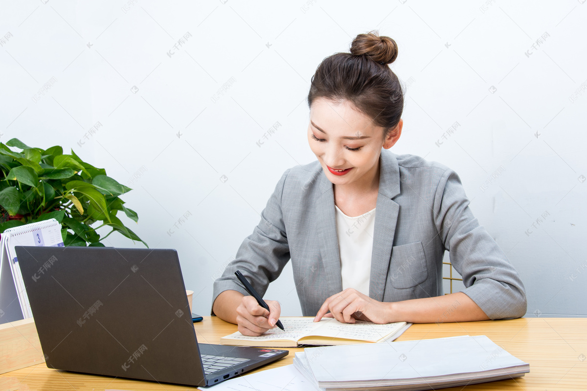 低头写字的美女