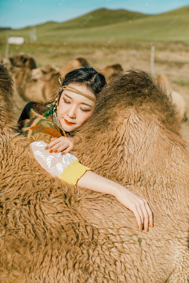 趴在骆驼背上的美女