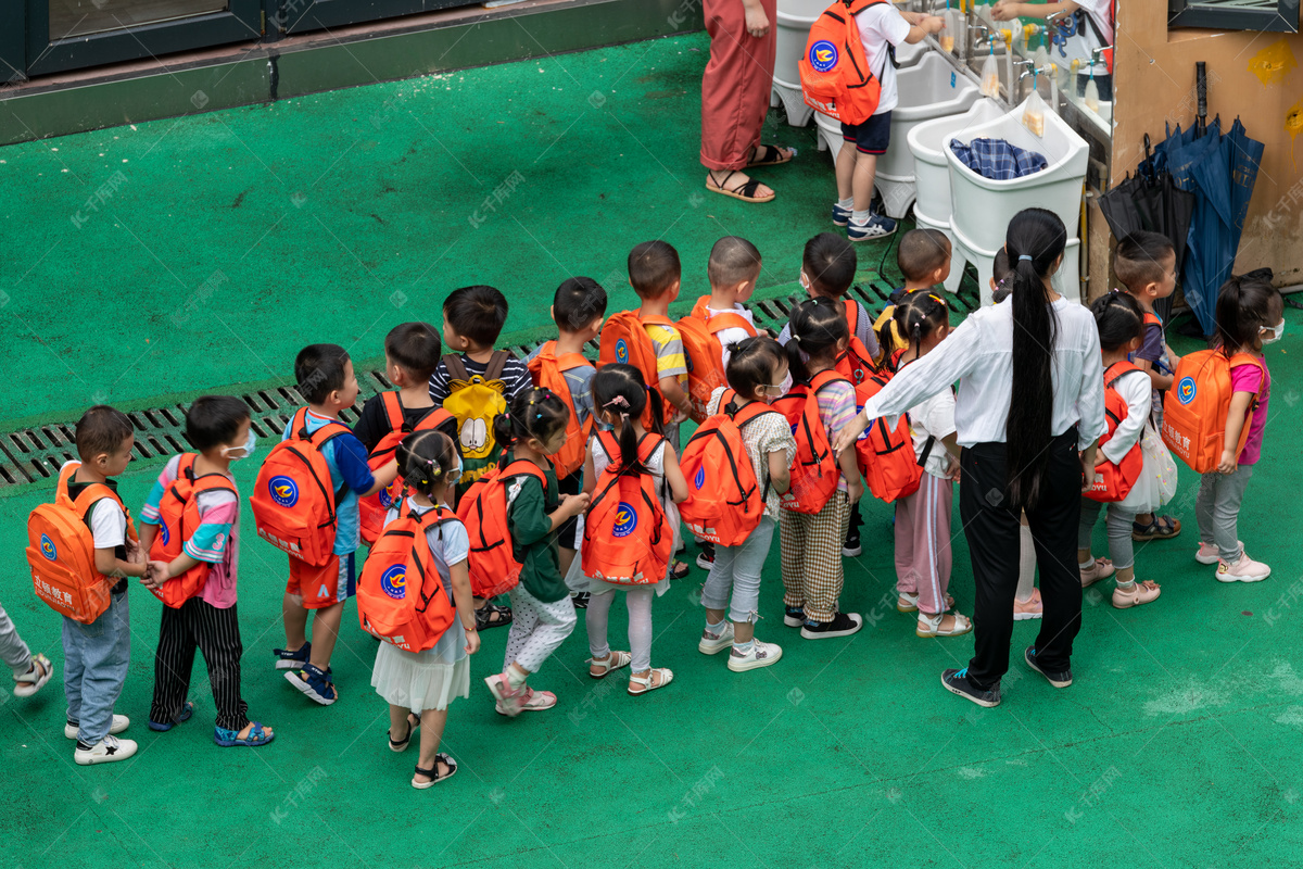 我们入队啦——南京河西外国语学校小学部《喜迎二十大，争做好队员》一年级入队仪式