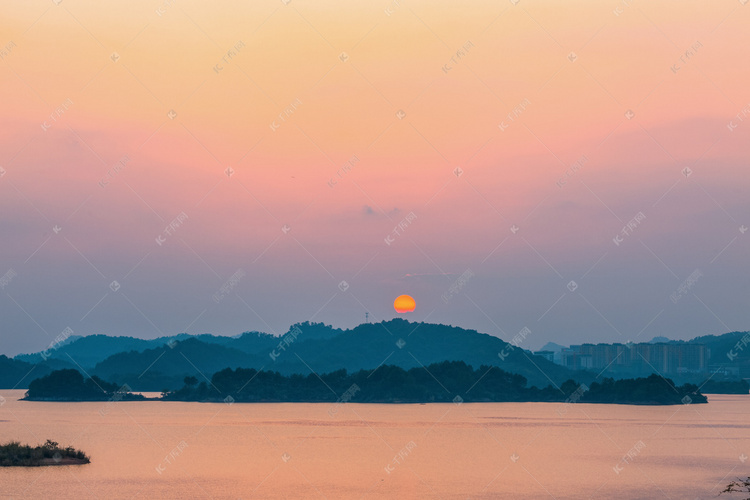 千岛湖晚霞日落湖面的风景照片