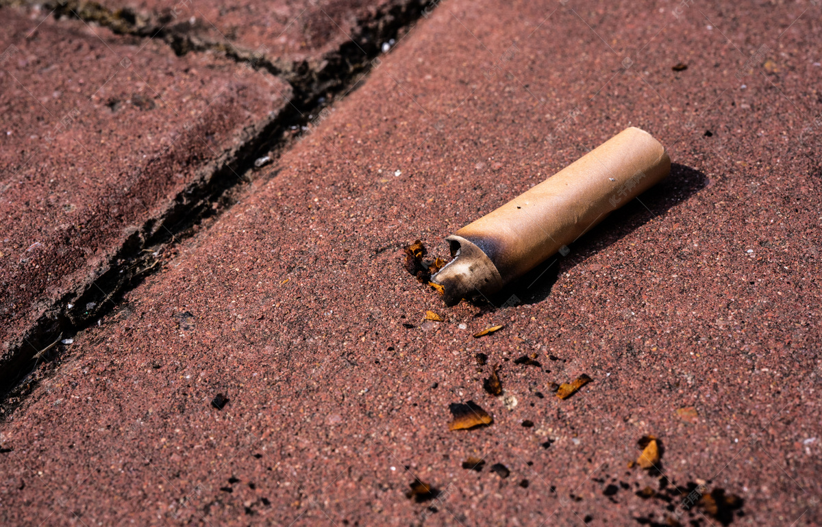 地面上的烟头摄影图