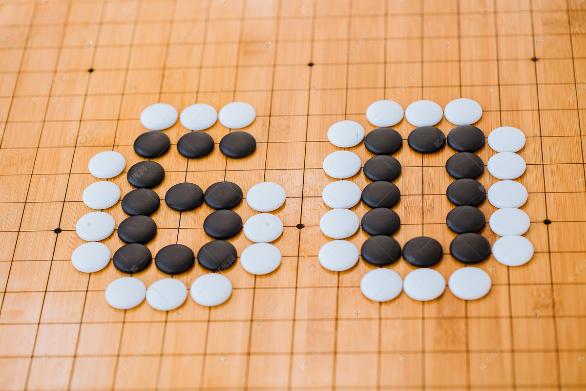 围棋棋盘上黑白棋子拼成的go字样