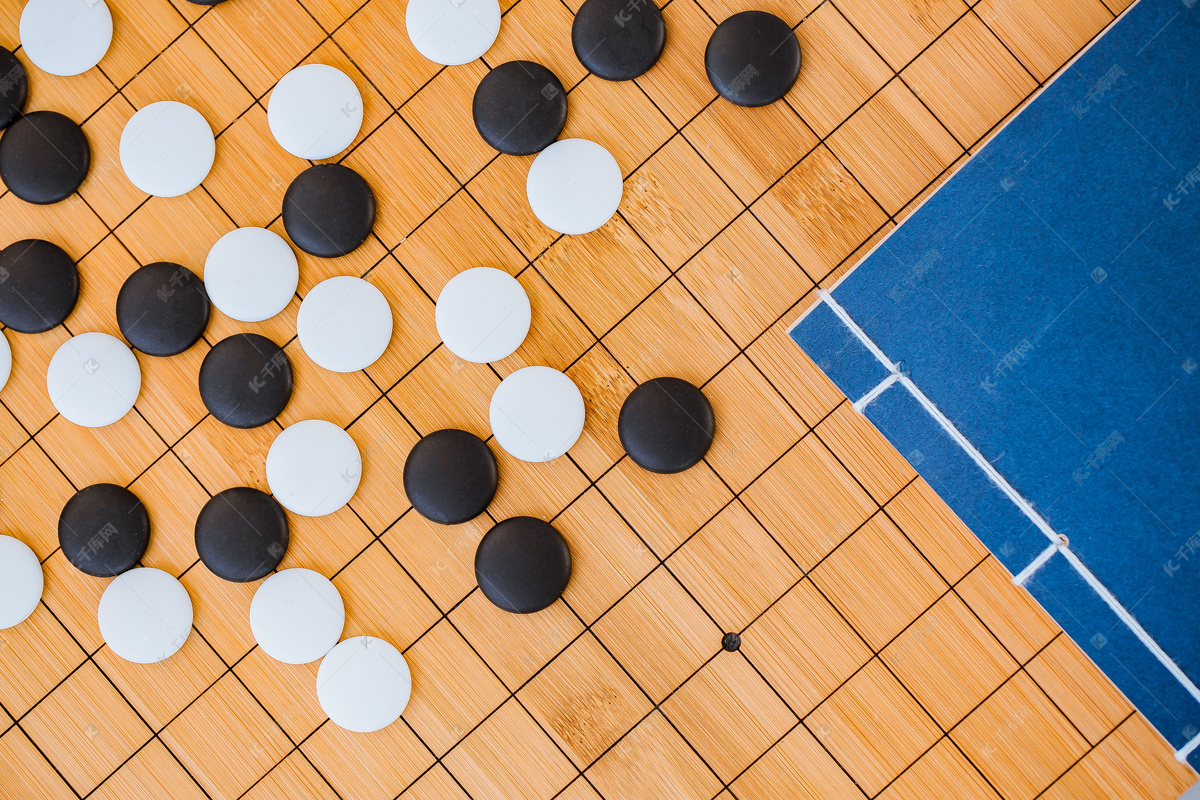 围棋棋盘上对棋子和古书高清摄影大图-千库网