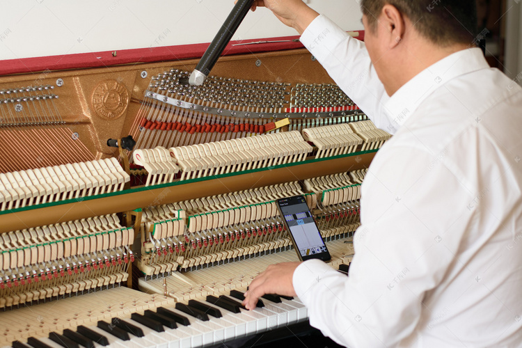 给钢琴调律中的调律师
