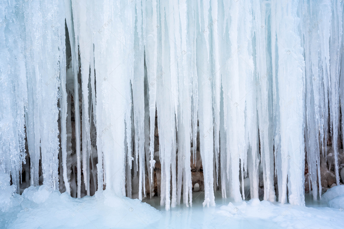 30米巨大冰挂悬于山上 太行山景区冬天游客暴增