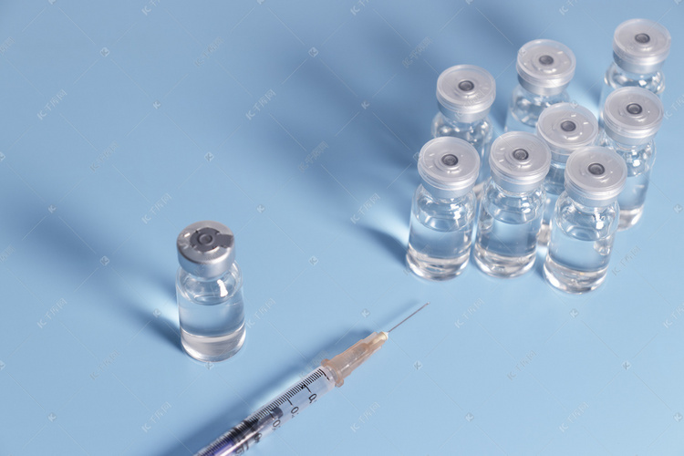 蓝色背景前的药剂注射