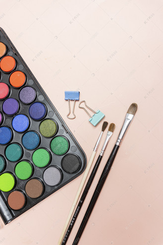 创意组合教育水彩调色盘粉色背景静物摄影图配图